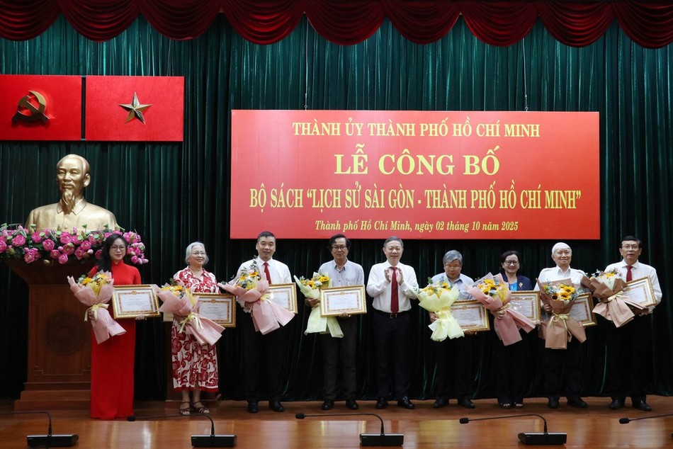 Trao Bằng khen của Ban Thường vụ Thành ủy TP.HCM đến các tập thể có thành tích xuất sắc trong công tác tổ chức biên soạn bộ sách - Ảnh: Tiến Lực
