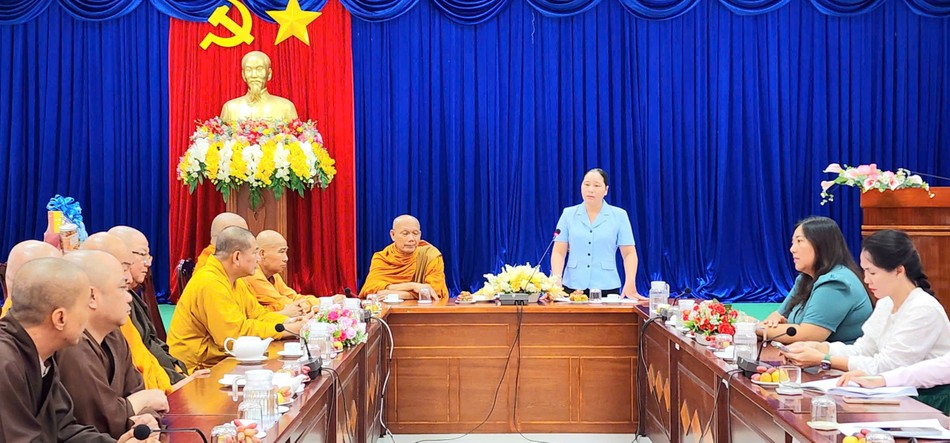 Quang cảnh buổi gặp mặt tại Sở Dân tộc và Tôn giáo tỉnh Cà Mau Quang cảnh buổi gặp mặt tại Sở Dân tộc và Tôn giáo tỉnh Cà Mau