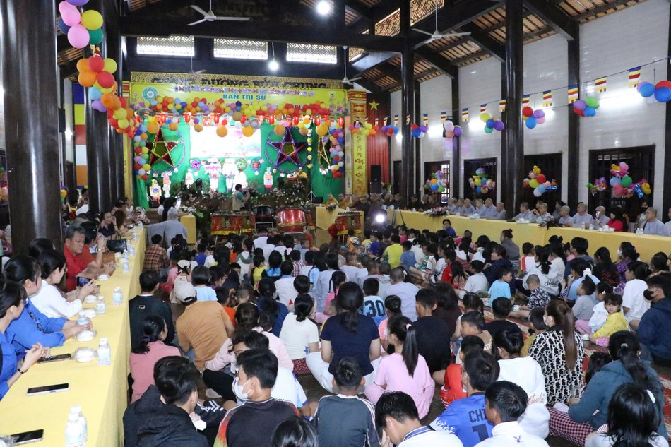 Đông đảo các em thiếu nhi về chùa Phước Long tham dự chương trình Trung thu Đông đảo các em thiếu nhi về chùa Phước Long tham dự chương trình Trung thu