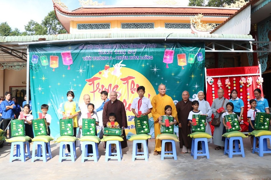 Thượng tọa Thích Tĩnh Triệt, Ủy viên Hội đồng Trị sự, Trưởng ban Trị sự GHPGVN tỉnh Đồng Tháp cùng chư tôn đức trao quà trung thu đến các em thiếu nhi Thượng tọa Thích Tĩnh Triệt, Ủy viên Hội đồng Trị sự, Trưởng ban Trị sự GHPGVN tỉnh Đồng Tháp cùng chư tôn đức trao quà trung thu đến các em thiếu nhi