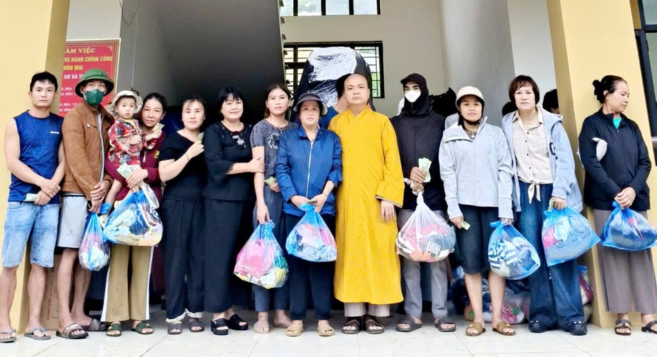 150 phần quà được trao tặng đến các hộ gia đình bị ảnh hưởng nặng nề do lũ lụt 150 phần quà được trao tặng đến các hộ gia đình bị ảnh hưởng nặng nề do lũ lụt