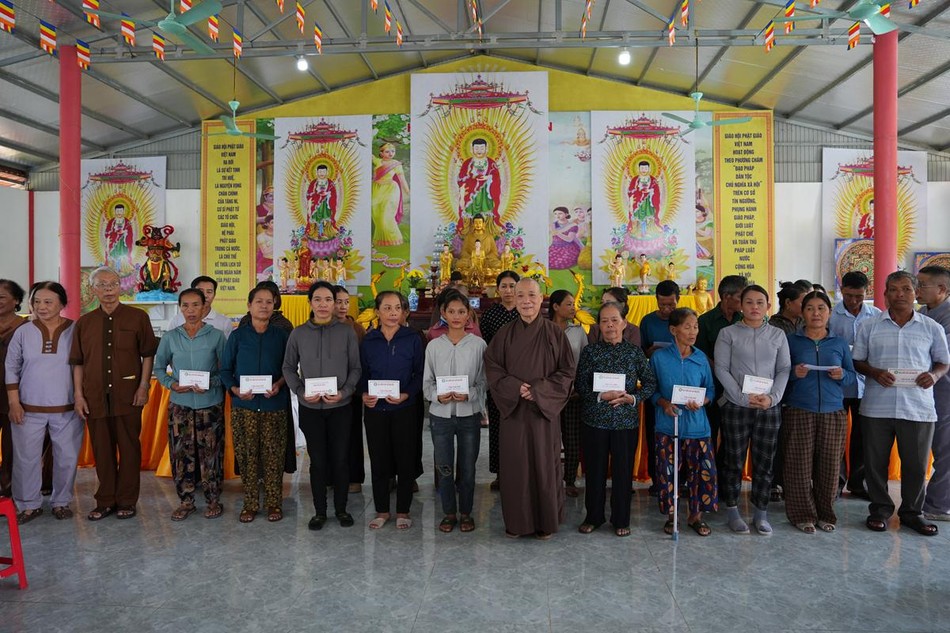 Trao quà đến các hộ gia đình khó khăn Trao quà đến các hộ gia đình khó khăn
