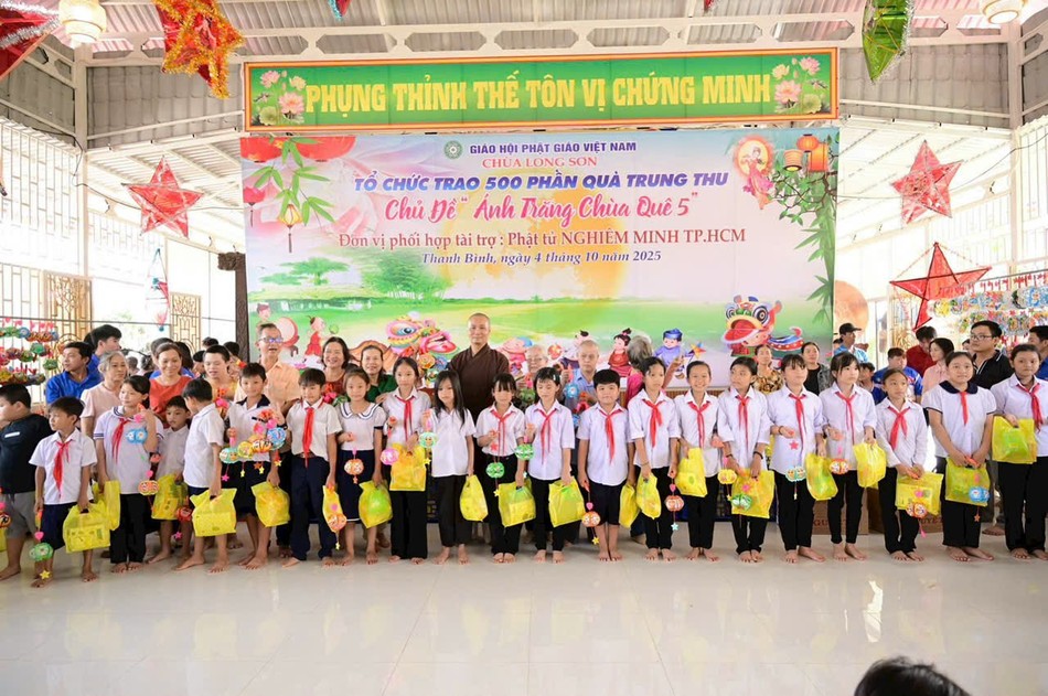 Trao quà đến các em học sinh Trao quà đến các em học sinh