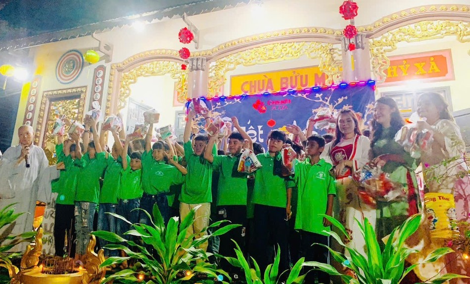 Em vui nhận quà Em vui nhận quà
