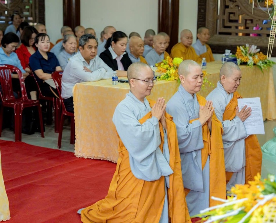 Ni sư tân trụ trì chùa Bửu Tân cùng Ni chúng lắng nghe lời chỉ dạy của chư tôn đức Ni sư tân trụ trì chùa Bửu Tân cùng Ni chúng lắng nghe lời chỉ dạy của chư tôn đức