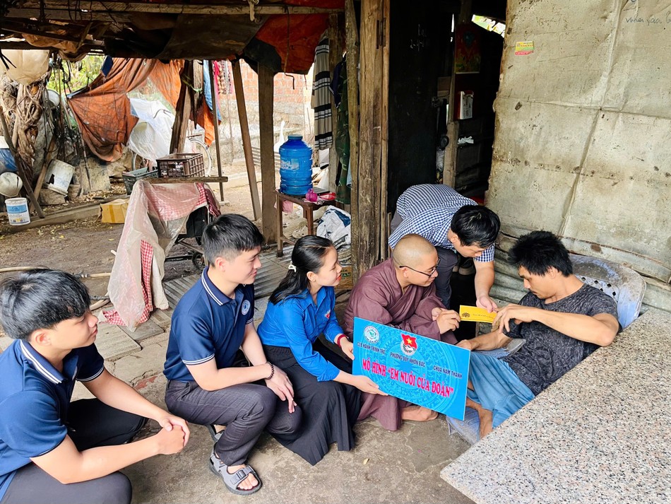 Trao học bổng đến em Bảo Châu, học sinh Trường THPT Hùng Vương có hoàn cảnh đặc biệt khó khăn