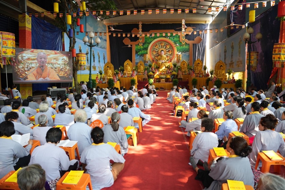 Lắng nghe bài pháp của Đức Pháp chủ GHPGVN - Đại lão Hòa thượng Thích Trí Quảng