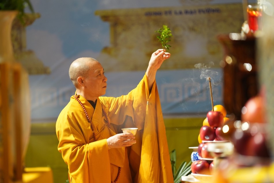 Hòa thượng Thích Bảo Nghiêm cử hành nghi thức sái tịnh