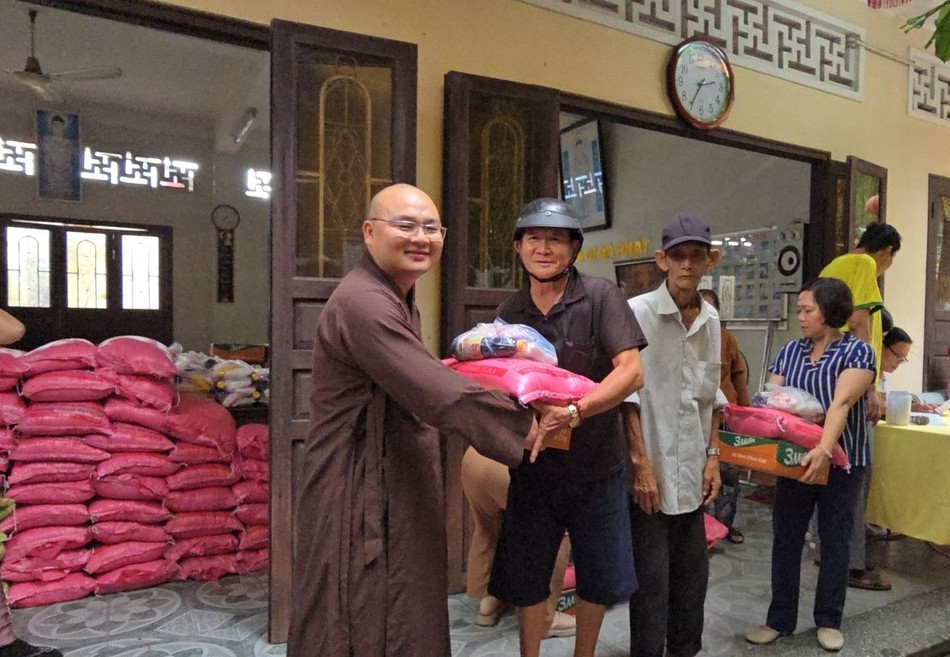 Người dân đến chùa Diên Thọ nhận quà từ thiện Người dân đến chùa Diên Thọ nhận quà từ thiện