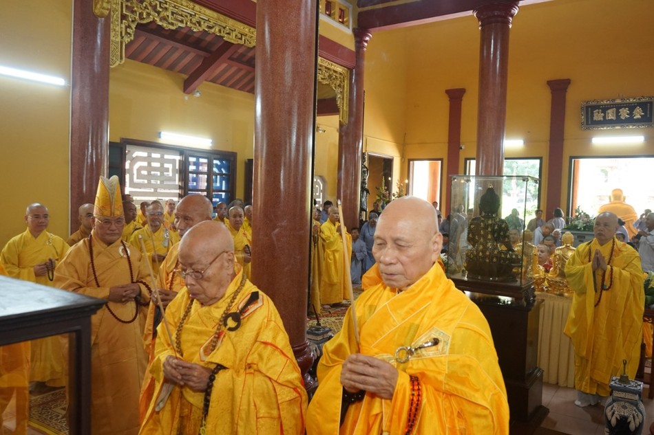 Chư tôn giáo phẩm thắp hương tưởng niệm Chư tôn giáo phẩm thắp hương tưởng niệm