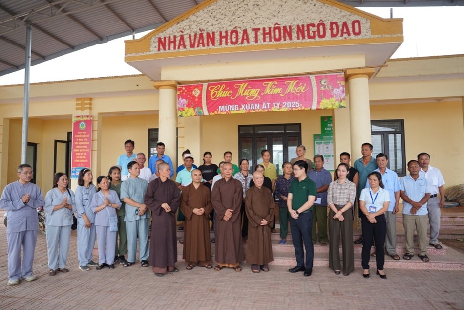 Hòa thượng Thích Bảo Nghiêm cùng các thành viên trong đoàn có buổi tặng quà hỗ trợ bà con xã Đa Phúc