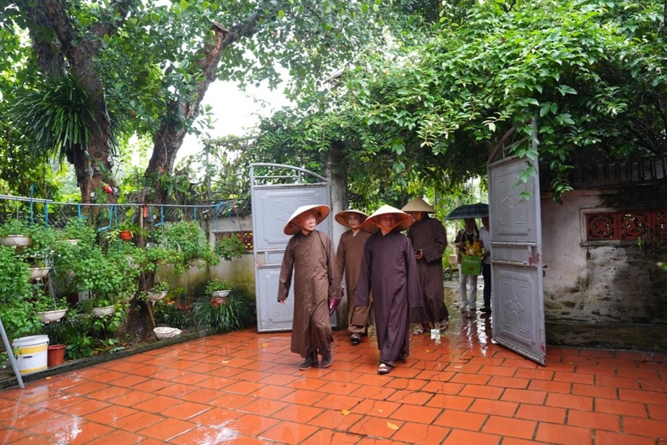 Hòa thượng Thích Bảo Nghiêm cùng chư tôn đức và đại diện Phật tử Đạo tràng Pháp Hoa miền Bắc thăm các tự viện bị ảnh hưởng nặng nề bởi bão lũ