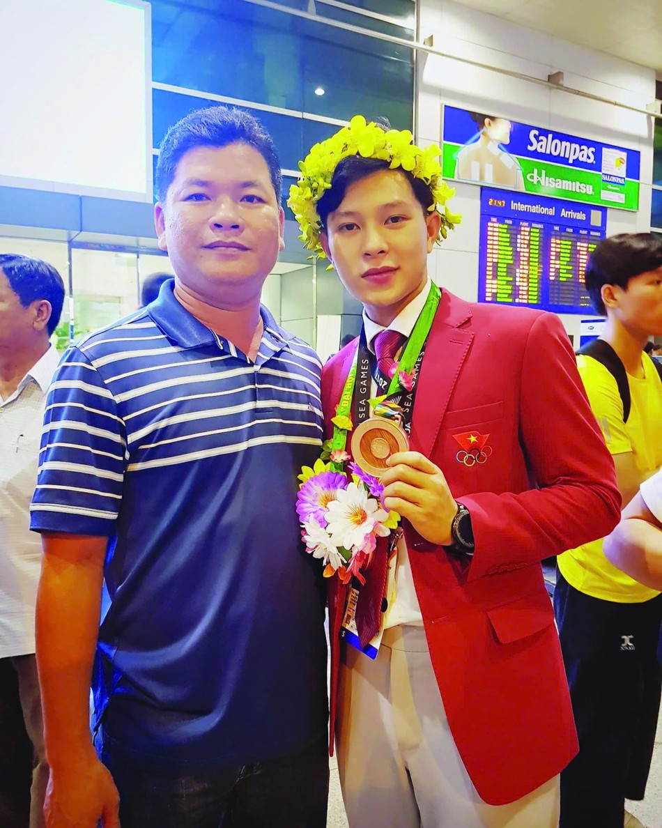 Hồ Thanh Phong bên thầy mình - Ảnh: NVCC Hồ Thanh Phong bên thầy mình - Ảnh: NVCC