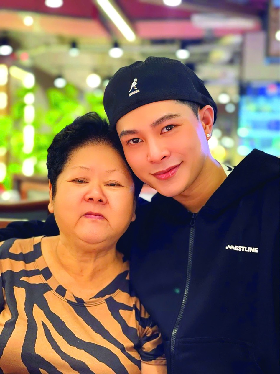 Hồ Thanh Phong bên mẹ - Ảnh: NVCC Hồ Thanh Phong bên mẹ - Ảnh: NVCC