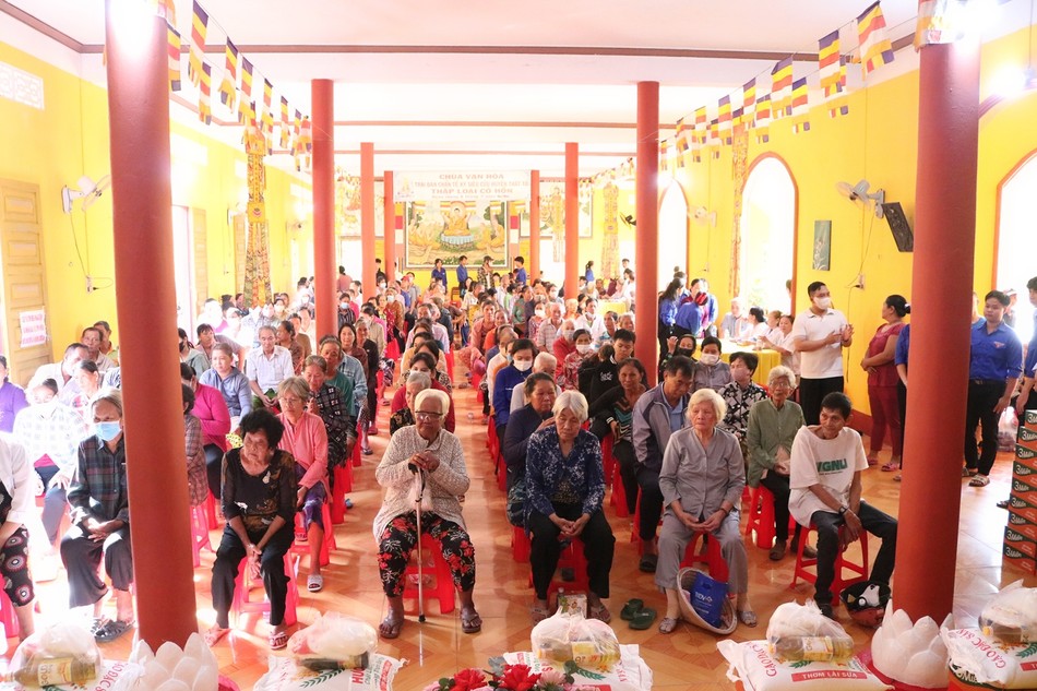 Bà con đến khám bệnh, nhận quà tại chùa Vạn Hòa