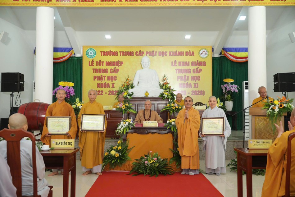 Trao Bằng tuyên dương công đức Trao Bằng tuyên dương công đức