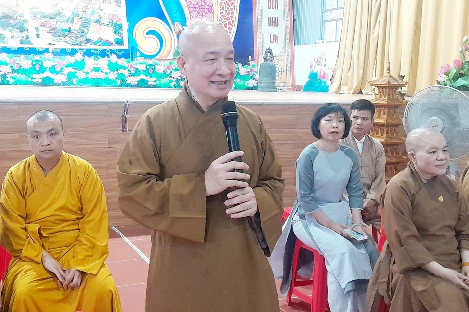 Đại đức Thích Trí Huệ phát biểu tại buổi trao quà