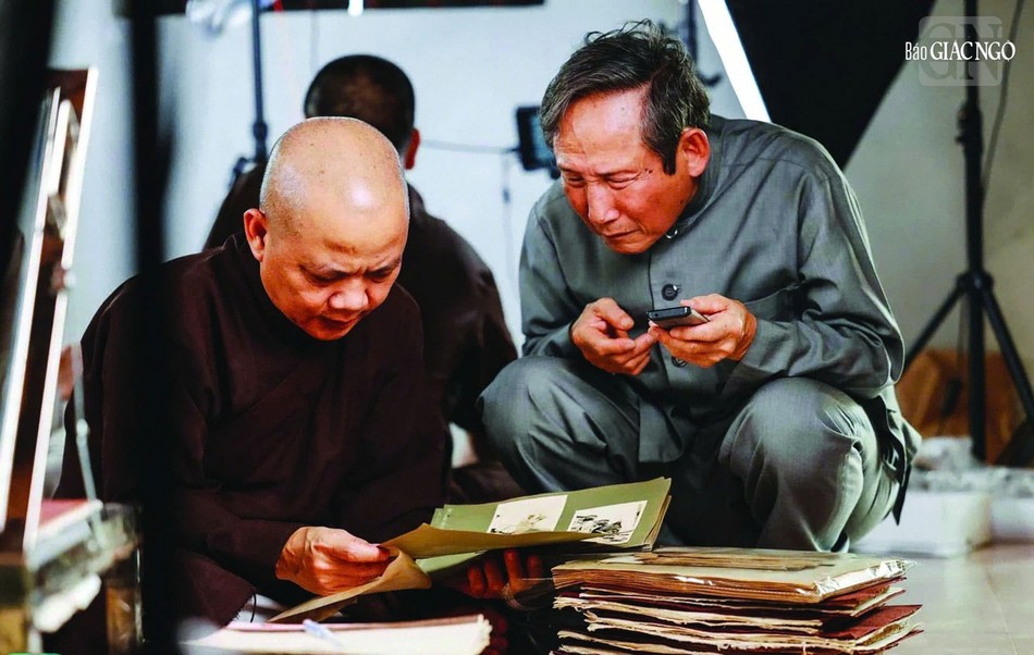 Thượng tọa Thích Không Nhiên, Phó Giám đốc điều hành Trung tâm Lưu trữ và Nghiên cứu thuộc Học viện Phật giáo VN tại Huế và GS.Lê Mạnh Thát trong một chuyến khảo sát tư liệu Phật giáo - Ảnh: Phùng Anh Quốc