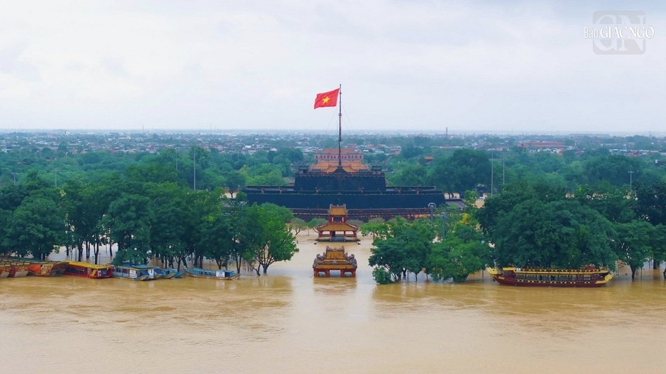 Nước lên nhanh gây ngập, chia cắt nhiều tuyến đường tại TP.Huế