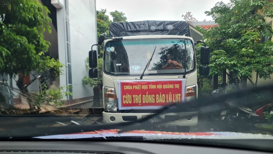Chuyến xe từ chùa Phật Học Tỉnh hội Quảng Trị chở 1.000 phần cơm, mì, sữa, nước đến với đồng bào vùng lũ Chuyến xe từ chùa Phật Học Tỉnh hội Quảng Trị chở 1.000 phần cơm, mì, sữa, nước đến với đồng bào vùng lũ