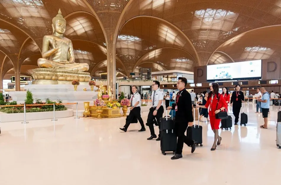 Pho tượng Phật được an vị tại sảnh khởi hành mang lại cảm giác bình an và hạnh phúc trên mọi hành trình Pho tượng Phật được an vị tại sảnh khởi hành mang lại cảm giác bình an và hạnh phúc trên mọi hành trình