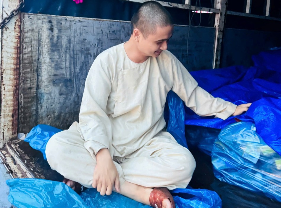 Đại đức Thích Đức Ân theo xe vận chuyển cơm Đại đức Thích Đức Ân theo xe vận chuyển cơm