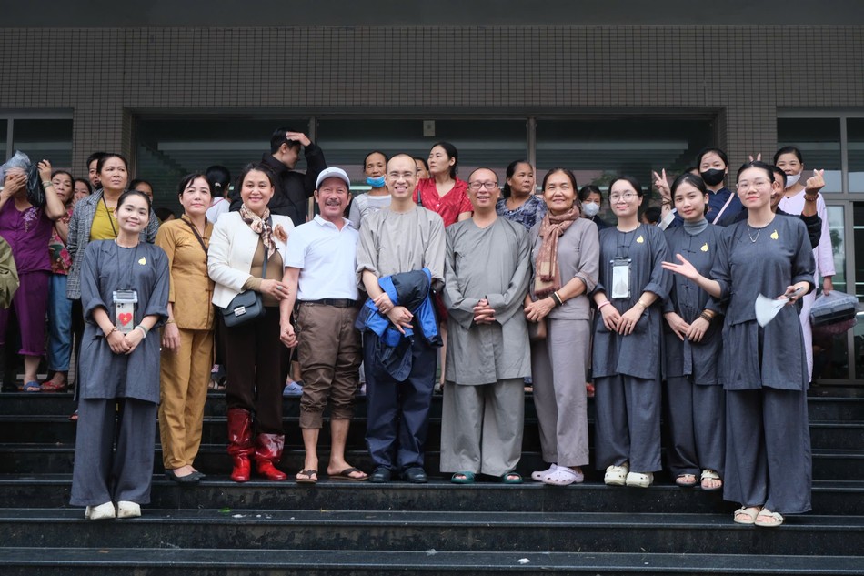 Niềm hoan hỷ khi được san sẻ yêu thương cùng bà con Niềm hoan hỷ khi được san sẻ yêu thương cùng bà con