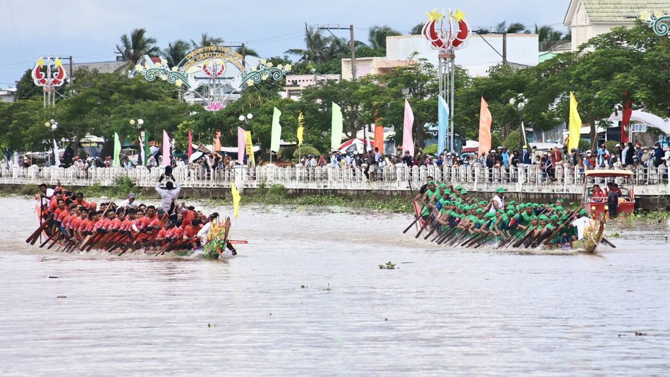 Đội ghe xã Châu Thành và xã Bình Phú tranh tài ở nội dung 1.000m nam