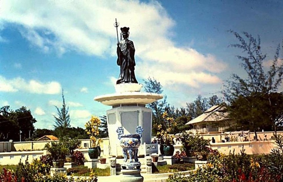 Trong ảnh tư liệu là cổng chính của nghĩa trang Đô Thành trước năm 1975 với bức tượng Địa Tạng vương màu đen do Hội Phật tử Long Hoa phát tâm tôn tạo. Tượng này sau đó được cung thỉnh về Quan Âm tu viện ở Biên Hòa, Đồng Nai