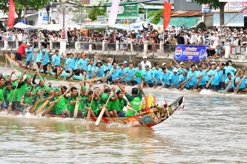 Đội ghe phường Trà Vinh (trái) mừng chiến thắng trận đầu tiên Đội ghe phường Trà Vinh (trái) mừng chiến thắng trận đầu tiên