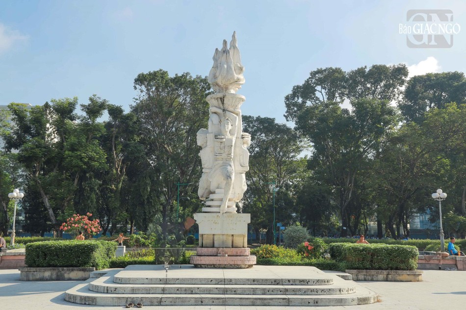 Nơi đây được quy hoạch thành công viên Lê Văn Tám. Trong ảnh là bức tượng Lê Văn Tám đặt tại trung tâm công viên với hình ảnh bó đuốc sống