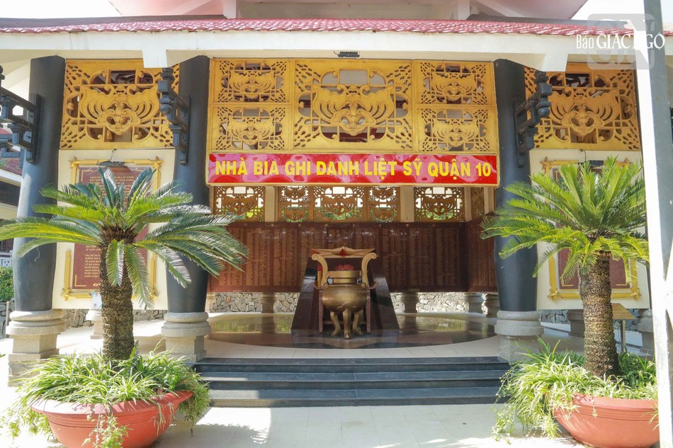 Công viên Lê Thị Riêng còn là nơi đặt Nhà truyền thống quận 10 (cũ), nhà bia tưởng niệm ghi danh hơn 1.500 anh hùng liệt sĩ và bia tưởng niệm các liệt sĩ đã hy sinh trong cuộc Tổng tiến công nổi dậy Tết Mậu Thân 1968, trong đó có mộ phần bà Lê Thị Riêng - Ủy viên Ủy ban Trung ương Mặt trận Dân tộc giải phóng miền Nam Việt Nam