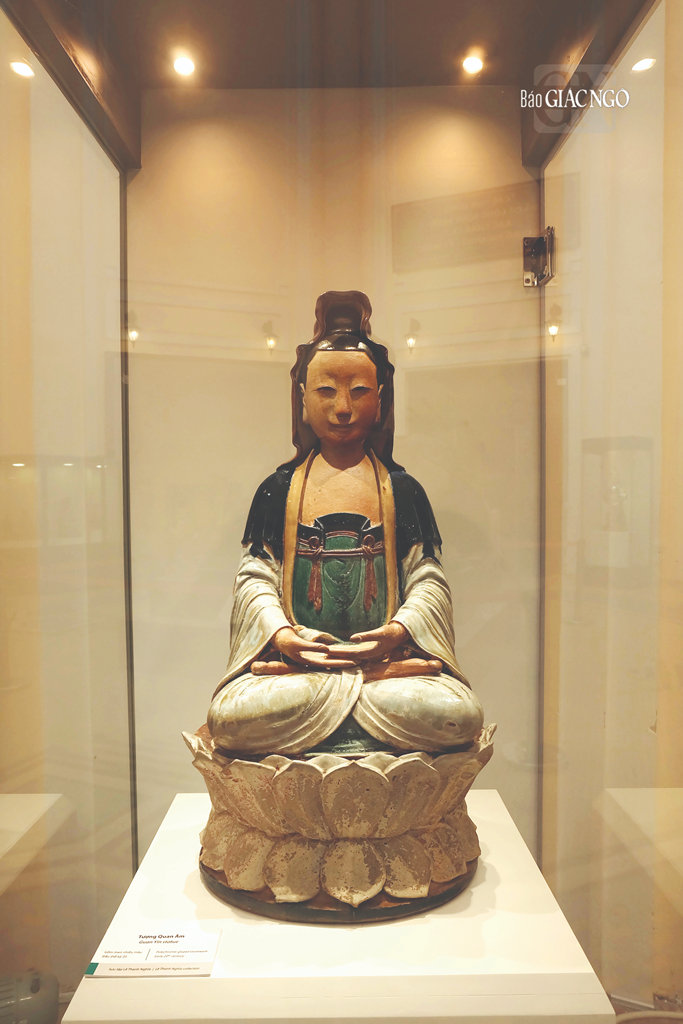 Tượng Quán Thế Âm Bồ-tát, gốn phủ men nhiều màu, đầu thế kỷ XX