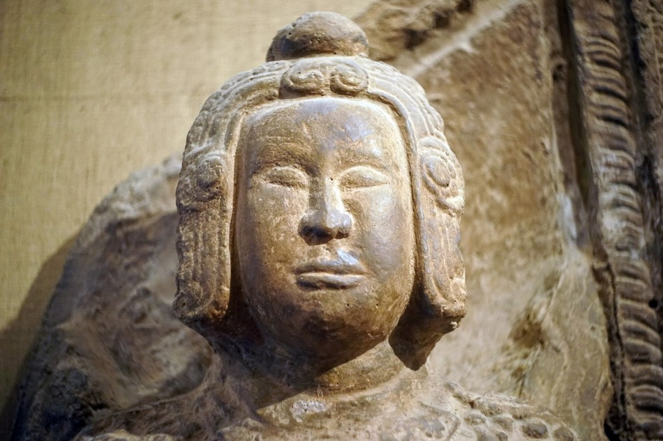 Dù vậy, tượng Kim Cương chùa Đọi vẫn lưu lại những giá trị nghệ thuật vô giá của Phật giáo thời Lý. Tượng được tạc bằng sa thạch nguyên khối với dáng võ quan khỏe mạnh, đầu đội mũ có chỏm tròn trên đỉnh, bó sát đầu, ôm lấy hai bên mang tai cho đến tận cằm