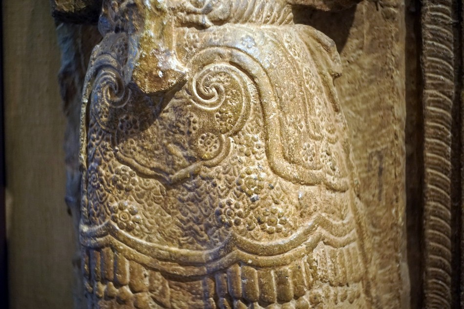 Vai có hình mặt hổ phù, phía trước bụng có dải như hình chiếc khánh