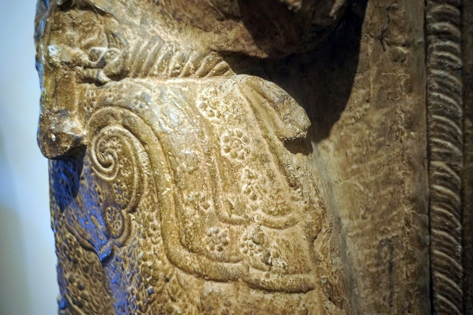 Thân áo điểm những bông hoa cúc chạm nổi nhiều cánh