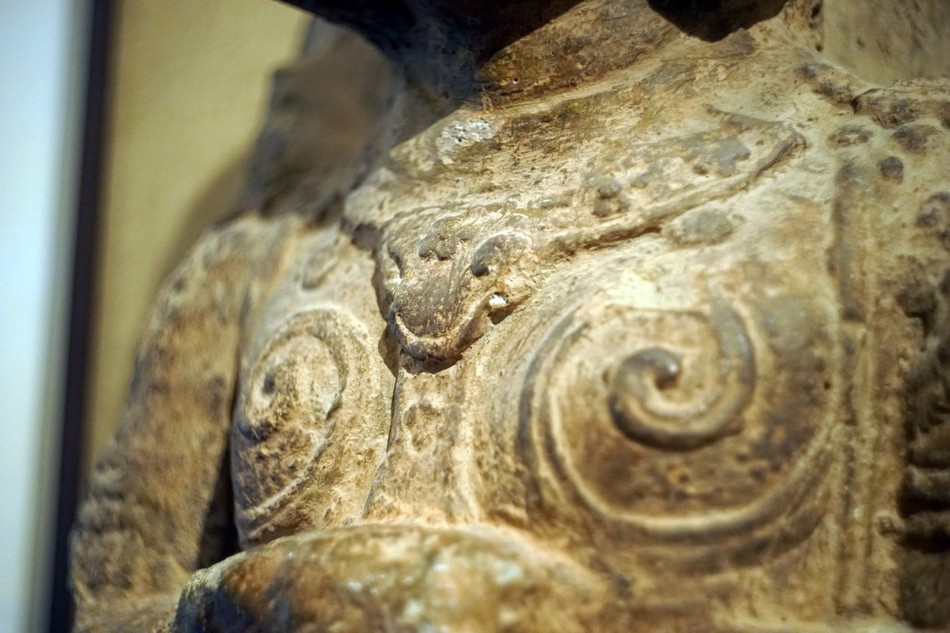 Tuy trong kinh điển chỉ nhắc đến một vị Bồ-tát, nhưng qua sự dung hợp với Lão giáo thì trở thành tám vị, gọi là Bát bộ Kim Cương. Tám vị thần này thường được bài trí trong các ngôi chùa Việt như các Hộ pháp, có vai trò bảo vệ Phật pháp, tín đồ và cơ sở thờ phụng Phật