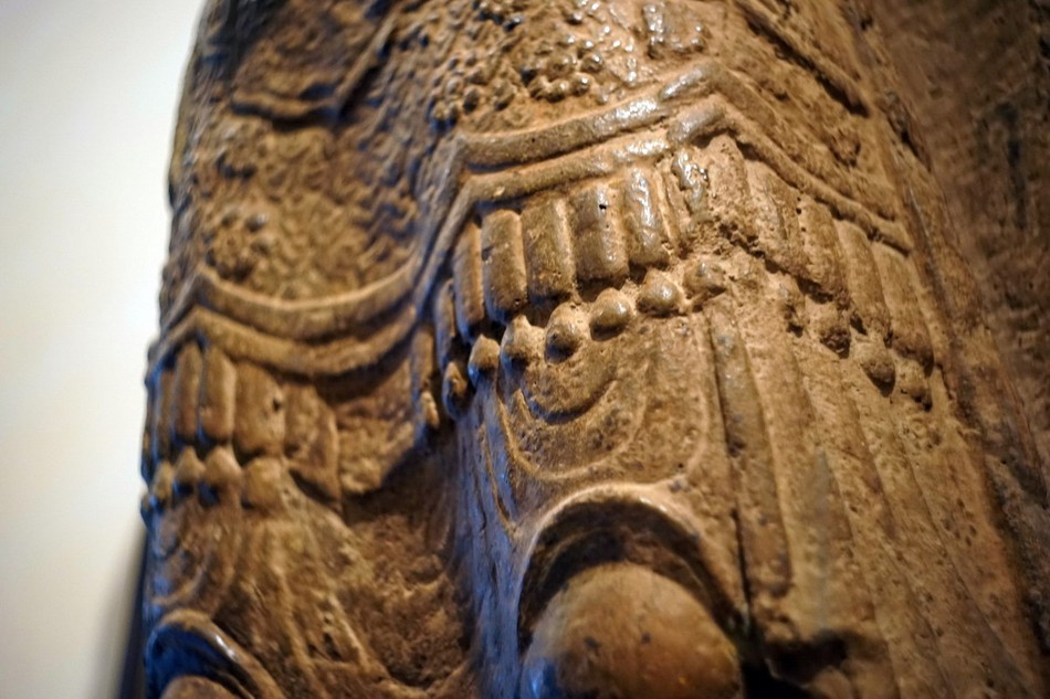 Vì là Hộ pháp, tượng Kim Cương được tạo hình với trang phục như võ tướng, thân mặc giáp, tay cầm khí giới như sẵn sàng xung chiến. Thông thường, trong tám vị sẽ có ba vị tô mặt trắng nét mặt nhân hậu, năm vị tô mặt đỏ dữ tợn, thể hiện hai chức năng “khuyến thiện” và “trừng ác”…