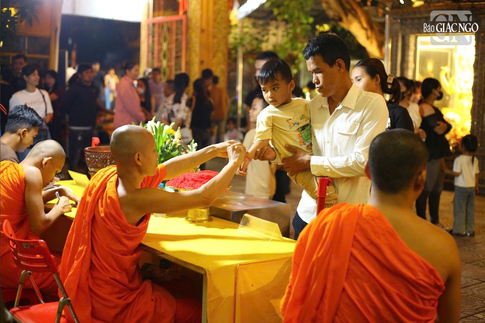 Trong quan niệm của người Khmer, nhờ thần Mặt Trăng điều hòa thời tiết nên mới mưa thuận gió hòa, giúp mùa màng tốt tươi, lúa về đầy kho, thóc đầy bồ. Vì vậy nên khi kết thúc mùa mưa, đồng bào Khmer sẽ tổ chức Lễ hội Ok Om Bok để cảm tạ Trong quan niệm của người Khmer, nhờ thần Mặt Trăng điều hòa thời tiết nên mới mưa thuận gió hòa, giúp mùa màng tốt tươi, lúa về đầy kho, thóc đầy bồ. Vì vậy nên khi kết thúc mùa mưa, đồng bào Khmer sẽ tổ chức Lễ hội Ok Om Bok để cảm tạ