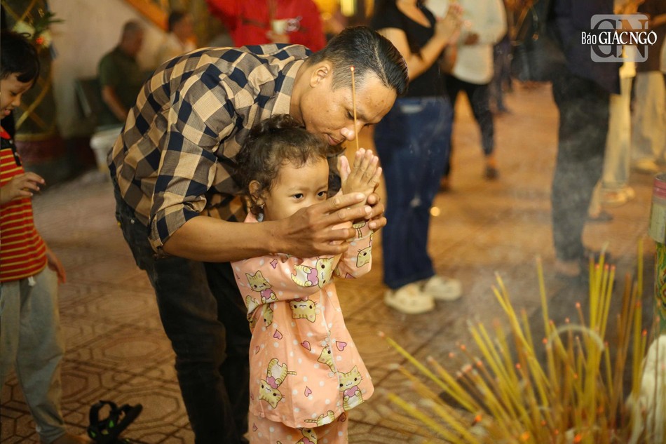 Lễ hội kéo dài từ chiều tối cho đến khuya với nhiều hoạt động văn hóa, nghệ thuật phong phú Lễ hội kéo dài từ chiều tối cho đến khuya với nhiều hoạt động văn hóa, nghệ thuật phong phú