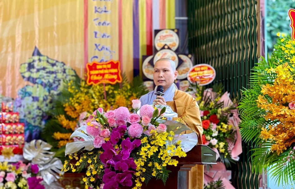 Ni sư Thích nữ Huệ Đức, trụ trì chùa Ninh Bình báo cáo công tác xây dựng Ni sư Thích nữ Huệ Đức, trụ trì chùa Ninh Bình báo cáo công tác xây dựng