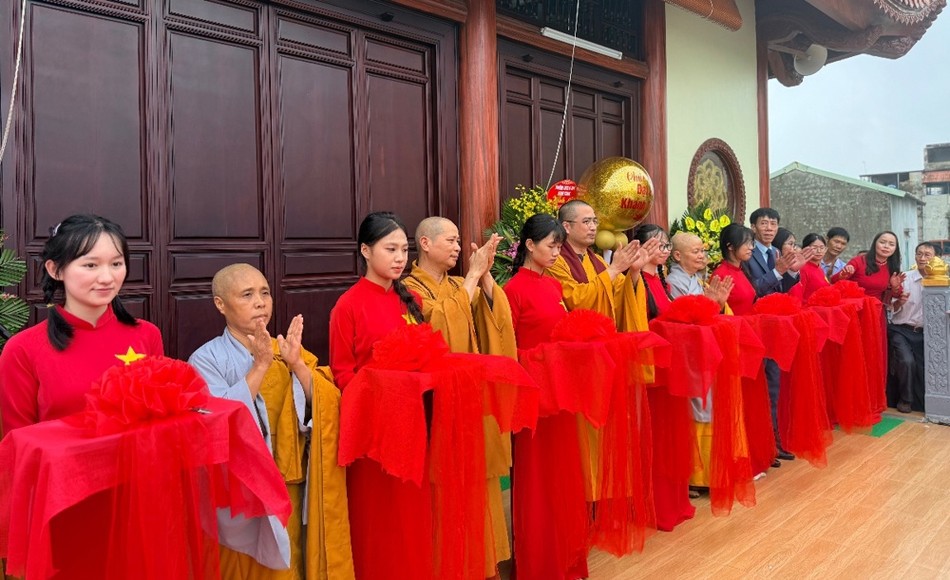 Chư tôn đức, đại biểu cắt băng khánh thành ngôi đại hùng bảo điện chùa Ninh Bình Chư tôn đức, đại biểu cắt băng khánh thành ngôi đại hùng bảo điện chùa Ninh Bình