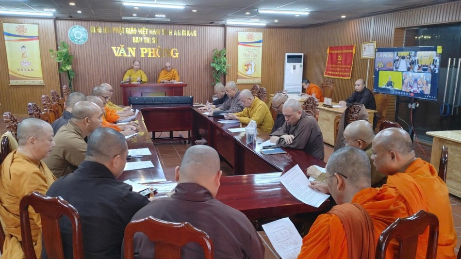 Chư tôn đức tham dự phiên họp rại Văn phòng 1 - chùa Tam Bảo (phường Rạch Giá)