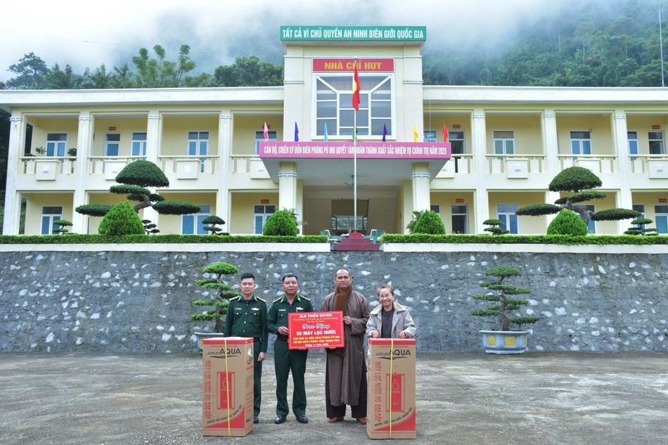Trao hỗ trợ 2 máy lọc nước đến Đồn Biên phòng xã Pù Nhi Trao hỗ trợ 2 máy lọc nước đến Đồn Biên phòng xã Pù Nhi