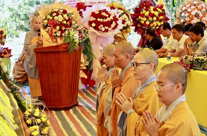 Ni trưởng Thích nữ Thông Mẫn ban huấn từ