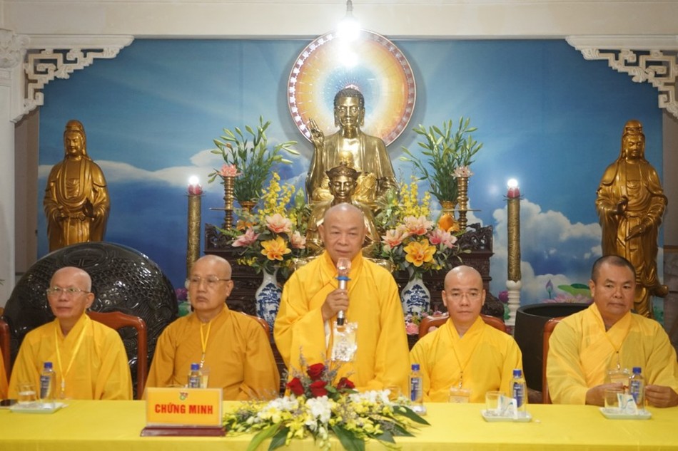 Hòa thượng Thích Từ Nghiêm ban đạo từ Hòa thượng Thích Từ Nghiêm ban đạo từ