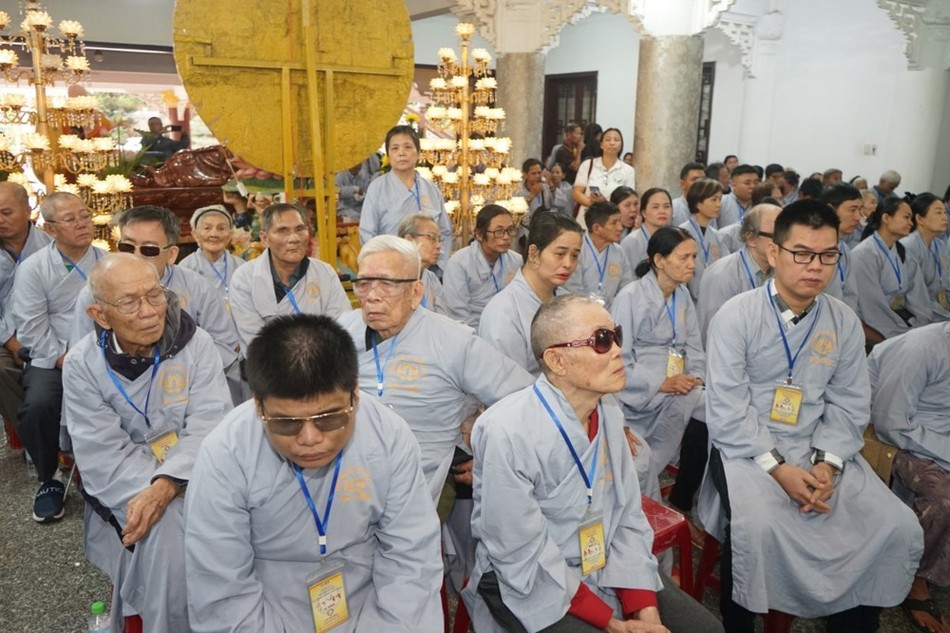 Tham dự khóa tu, các giới tử còn được nhận quà từ Ban Tổ chức Tham dự khóa tu, các giới tử còn được nhận quà từ Ban Tổ chức