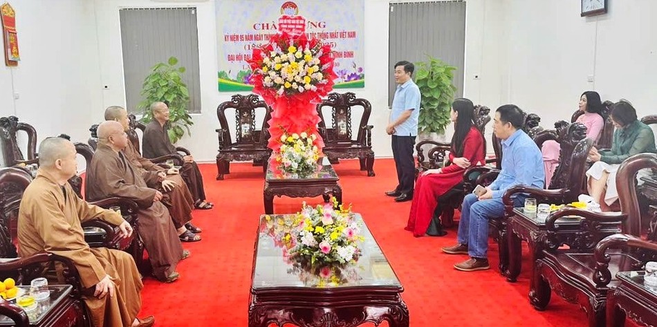 Ông Đinh Trường Sơn, Phó Chủ tịch Ủy ban MTTQVN tỉnh Ninh Bình phát biểu tri ân Ông Đinh Trường Sơn, Phó Chủ tịch Ủy ban MTTQVN tỉnh Ninh Bình phát biểu tri ân