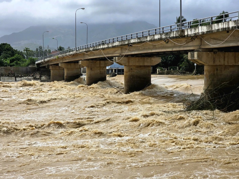 Nước lũ cuồn cuộn đổ về trên sông Cái Nha Trang (Khánh Hòa) Nước lũ cuồn cuộn đổ về trên sông Cái Nha Trang (Khánh Hòa)