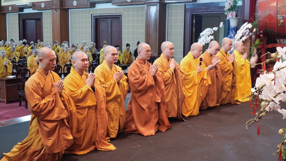 Đại diện Tăng Ni sinh dâng lời tác bạch